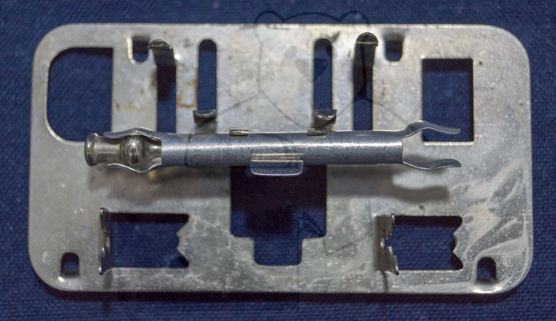 Sterilisierbare Transportbox für 2ml Glasspritzen mit Deckel, Mitte der 1960'er Jahre, der Leere Träger mit einer Kanüle
